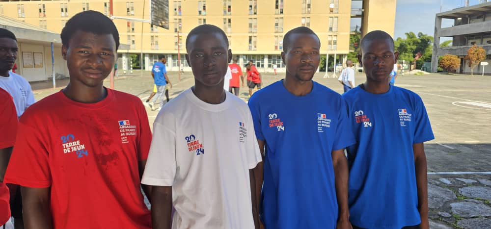 RectoratUB's tweet photo. Présence des athlètes de haut niveau et olympiques au campus Kiriri de l'@UB,lors du lancement du relais autour du monde pour les JO 2024,du projet: Fonds Équipe France pour l'émergence des sportifs de haut niveau. https://t.co/kqrmtPu5nl