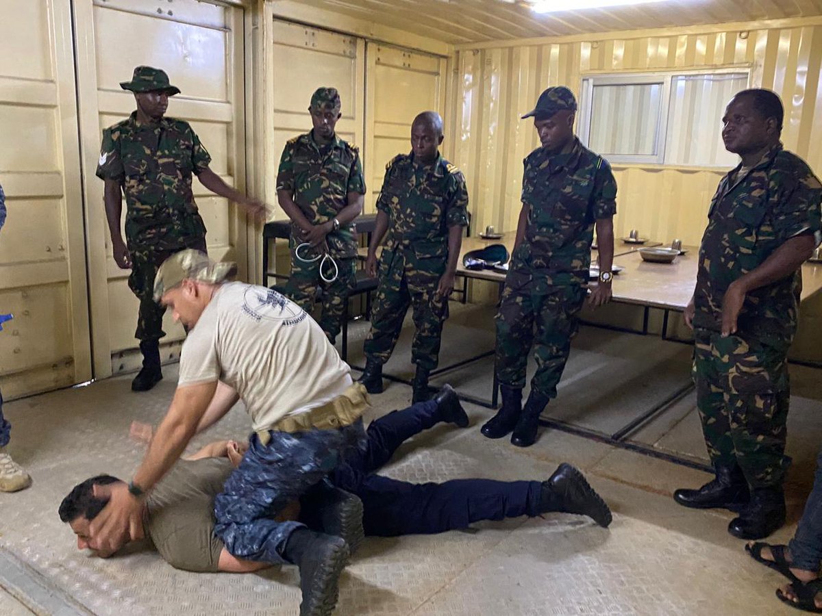 As part of 🇬🇧 support to enhance regional security, 🇬🇧@RoyalMarines delivered training to Navy & Coast Guard personnel from E. Africa. This involved responding to maritime threats, improving search techniques, & legal processes of detention & impounding vessels. #GoFarGoTogether
