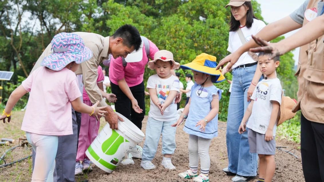 Syngenta_Turf's tweet photo. Xili Golf in China has transformed a debris site into an organic farm, creating a diverse ecosystem to educate children from the local community and minimize the club's ecological footprint 🇨🇳
See how: https://t.co/LYneMZnCGm
#SyngentaGolf #GrowingGolf https://t.co/sErAqvgTAJ