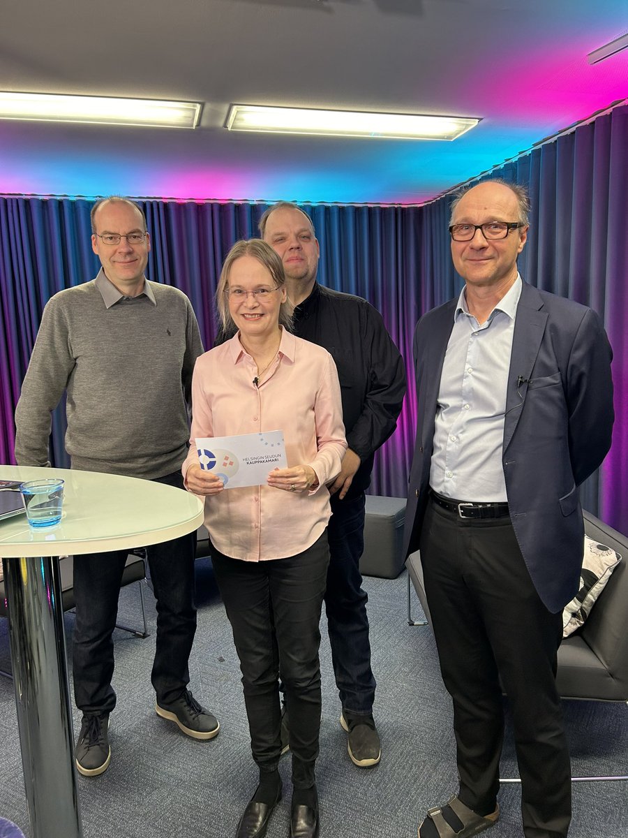 tainaparviainen's tweet photo. Tänään on maailman kansainvälinen discopäivä! Studion valot on ainakin kondiksessa. Mutta meillä onkin Chamber cafe alkamassa ja asiaa kansainvälisistä kauppasopimuksista. Puhumassa @MarkoSilen ja Jukka Säikkälä sekä myyntiterveiset tuo Markus Parkkinen.
#kauppakamariHEL @K2HEL https://t.co/FfCYI1i2RI