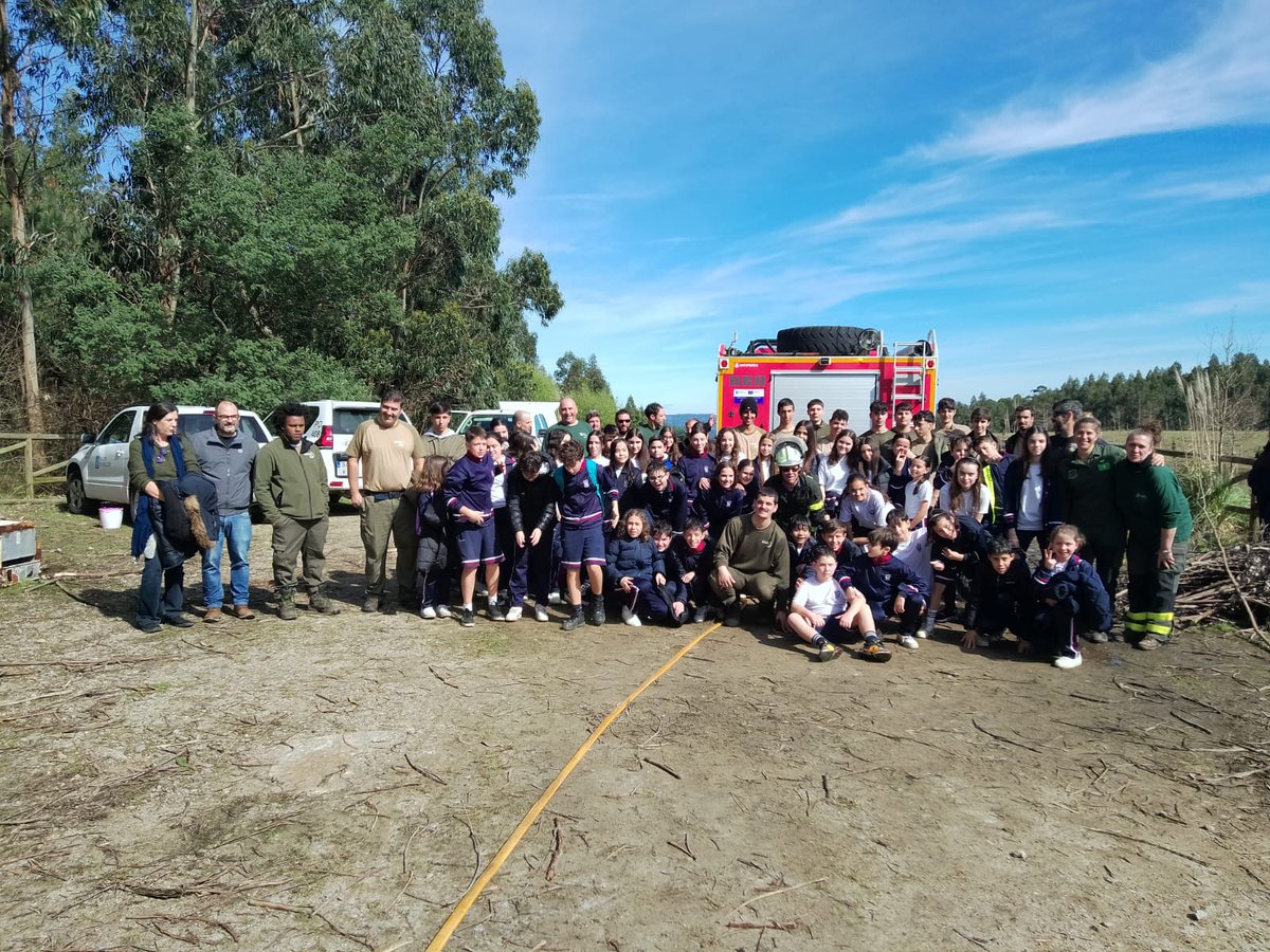 alourizan's tweet photo. Plantación de árbores de Lourizán nunha finca do concello de Vilagarcía de Arousa. Na plantación realizada polo Distrito XIX participou o alumnado da escola do CFEA de Lourizan xunto co alumnado de 1º da ESO do Colexio Filipenses Sagrada Familia de Vilagarcía de Arousa. https://t.co/5vVLLHa8fC