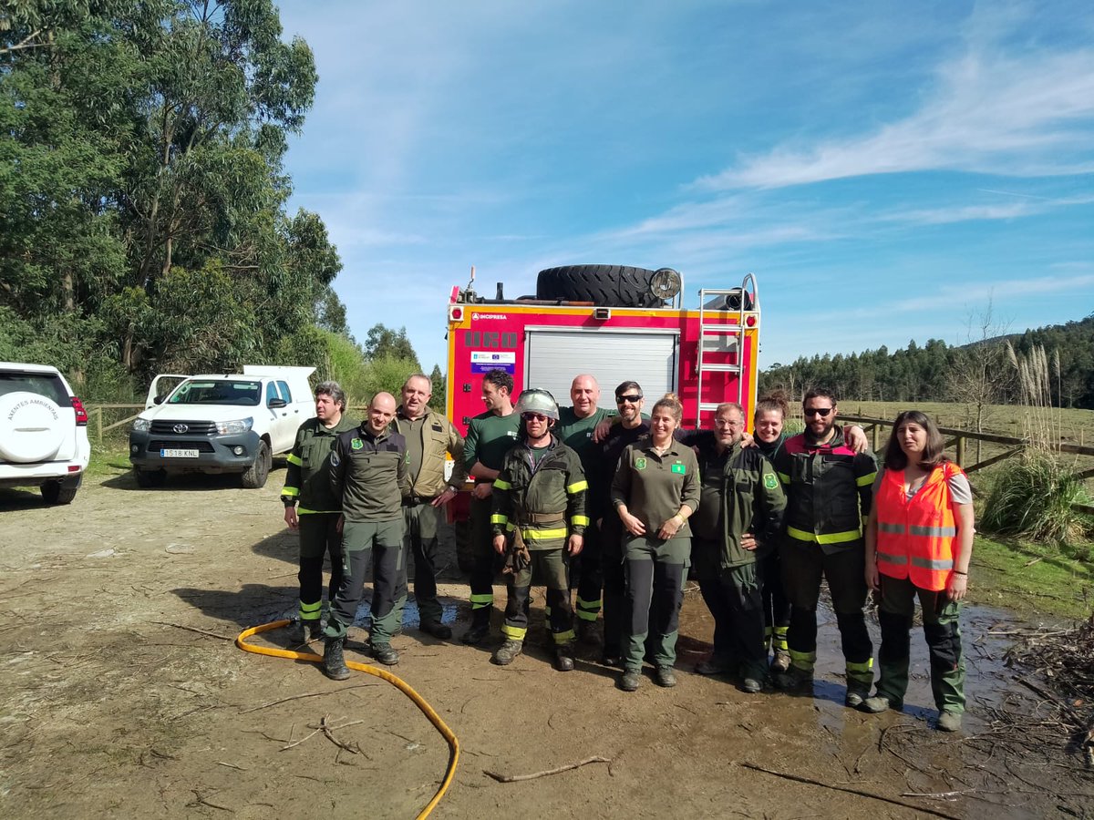 alourizan's tweet photo. Plantación de árbores de Lourizán nunha finca do concello de Vilagarcía de Arousa. Na plantación realizada polo Distrito XIX participou o alumnado da escola do CFEA de Lourizan xunto co alumnado de 1º da ESO do Colexio Filipenses Sagrada Familia de Vilagarcía de Arousa. https://t.co/5vVLLHa8fC
