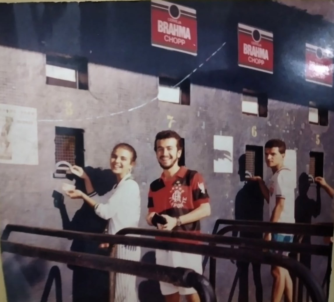 BitAdriano's tweet photo. Em Semana de Fla x Flu … Um registro fotógrafo do Clássico em 1988 do Amigo Nem de São Gonçalo um dos pioneiros da extinta e charmosa Flaponte do João. 

Anos 80 antes das divisões das organizadas cariocas por bairros, regiões e cidades, ainda era possível entrarem pelos mesmos portões e rampas … A liderança da Jovem Fla na época acabou com isso. 

Onde anos 90 o quadro mudou e apenas o Povão compartilhava das mesmas entradas….  Anos após  devido ao crescimento da violência definitivamente foi separado os portões e acessos de cada torcida. 

#PapoArquibaDeConcreto