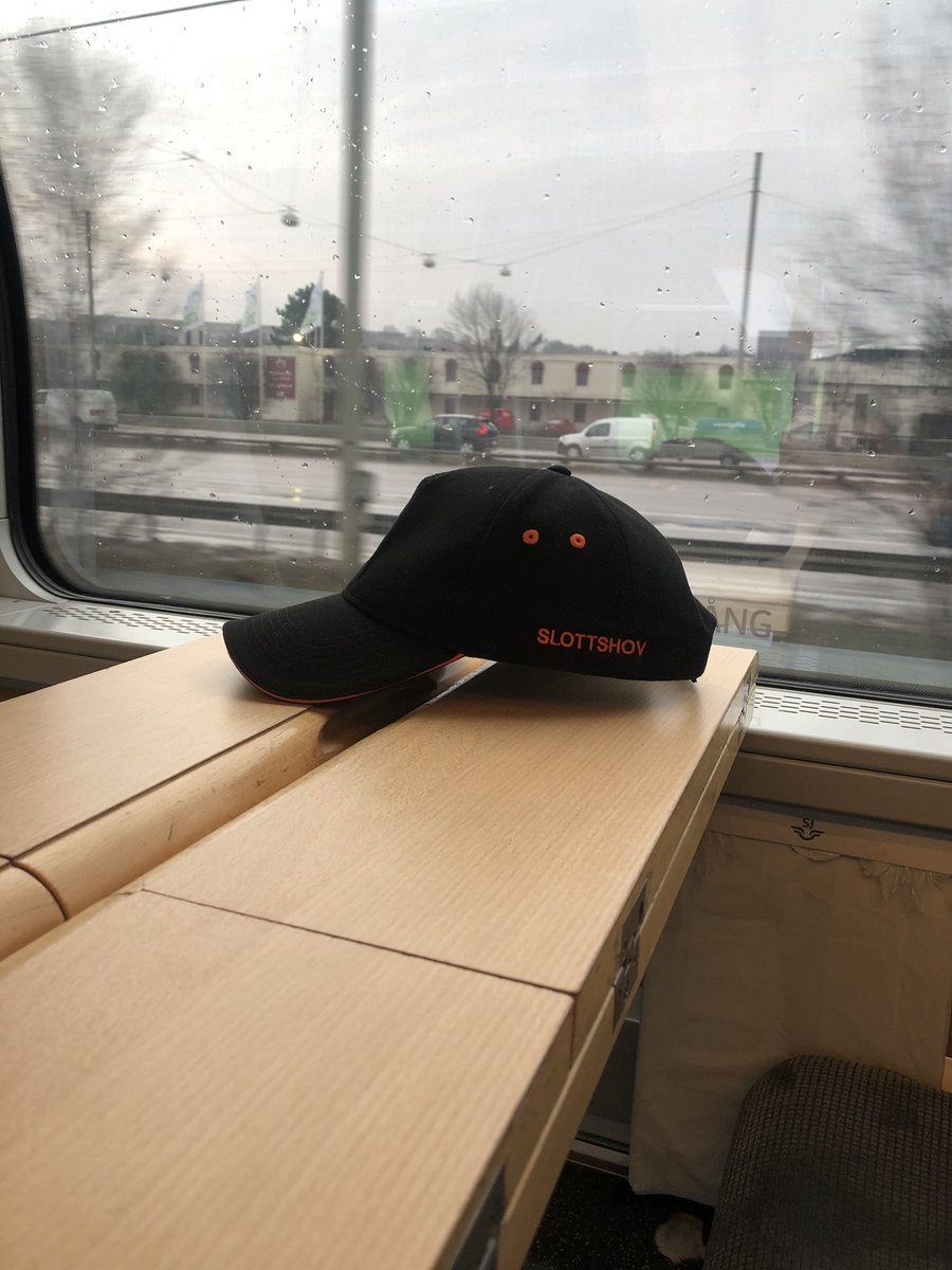 På väg mot Västerås för finalspelet i #svbandy Inomhus nu! Så oklassiskt som det kan bli! I en arena som inte vi vill spela i, vi vill bara #slottshovtillallsvenskan