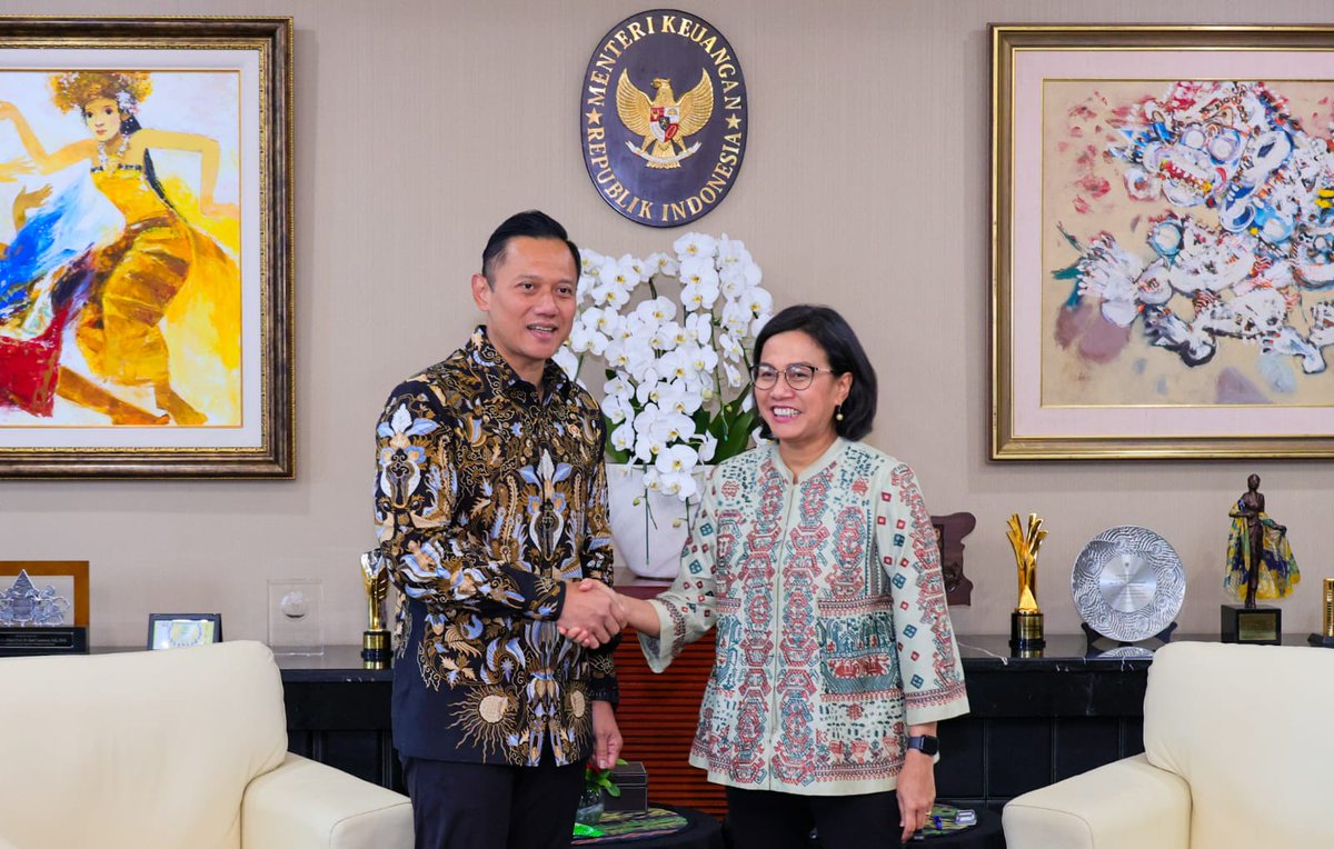 YanHarahap's tweet photo. Pagi tadi Mas Menteri @AgusYudhoyono diterima Menteri Keuangan di kantor beliau. Alhamdulillah perbincangan dan diskusi berjalan sangat cair. Mudah2an kerjasama dan support dari Kementerian Keuangan akan semakin mempercepat proses kinerja di Kementerian ATR/BPN https://t.co/ApZDKJMCxH