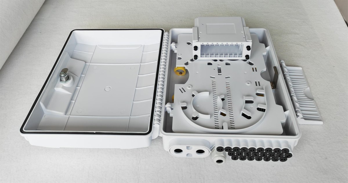 FanLaura3's tweet image. Outdoor fiber optic box can load 24pcs SC simplex adapters or 1pc 1X16 cassette splitter for cable distribution and connection.
#wallmount #facebook #napbox #fiberoptic #network #5G #fiberopticterminalbox #fibersplicebox #fiberbox #splicebox #pigtial #cable #fibercable #indonesia