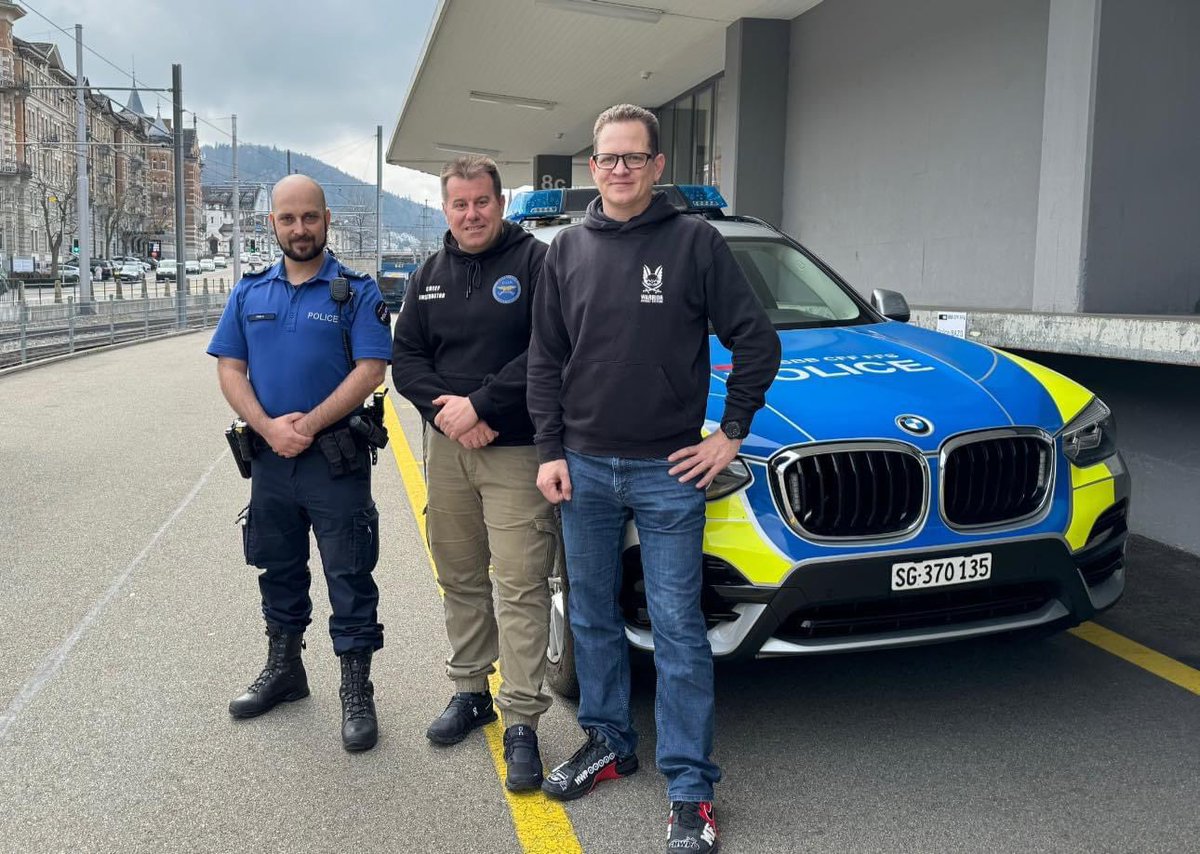 CommandoDefense's tweet image. COMMAND DEFENSE ACADEMY SWISS 
SWAT Instructor Uliks Gjonaj - I want to thank you Pacal Plavec for the invitation and the nice reception from SBB POLICE in St. Gallen. 

Mr. Pascal Plavec, Deputy base Chief for Eastern Switzerland of the Transport Police.
#sbb #sbbpolicei