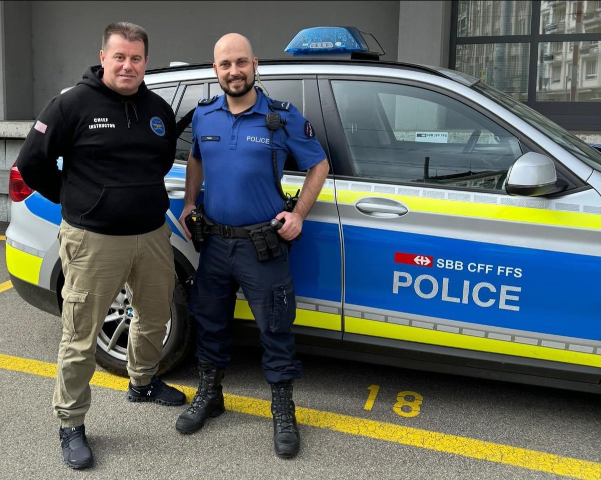 CommandoDefense's tweet image. COMMAND DEFENSE ACADEMY SWISS 
SWAT Instructor Uliks Gjonaj - I want to thank you Pacal Plavec for the invitation and the nice reception from SBB POLICE in St. Gallen. 

Mr. Pascal Plavec, Deputy base Chief for Eastern Switzerland of the Transport Police.
#sbb #sbbpolicei