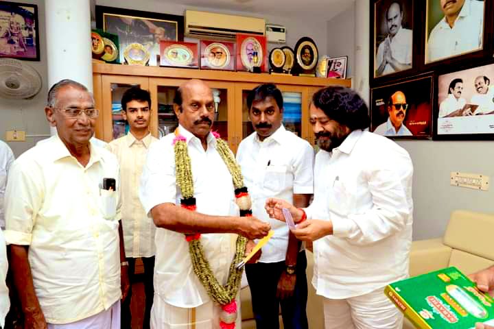 EraSridharan's tweet photo. Annanuku❤️ 

@evvelu | @DMKITwing | @DMKTiruvnamalai 

#hbdevvelu https://t.co/OkUJBag8cx