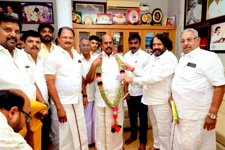 EraSridharan's tweet photo. Annanuku❤️ 

@evvelu | @DMKITwing | @DMKTiruvnamalai 

#hbdevvelu https://t.co/OkUJBag8cx