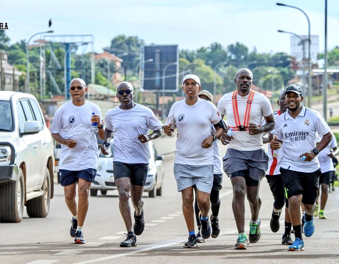 MosesRutahigwa's tweet photo. @rkabushenga @nsunak @DruArinaitwe @Megsport01 @donakatukunda @NnakyanziO @Fssozi @Akeda4 @LukeKiwanuka @AnitaKomukama @niyimic @qataharraymond @Kwezi_Tabaro @RugyendoQuotes @Rukwengye @mbjorgum @TonyNatif @Jonekyoma @Hashim11 @TheLoveDre @CHEROCollins @mugandaisaac @stellakayy @WatsalaKenneth @Ritahntaori @PaulRugambwa @Mwembu_Mwembu @RonaldMusiime1 @Muantus @InnocentBakund2 What a shot! ππ This #MutungoBus is becoming something else. If you board it just fwaa, you will ask for water in a few. https://t.co/7gNKUTcOc8