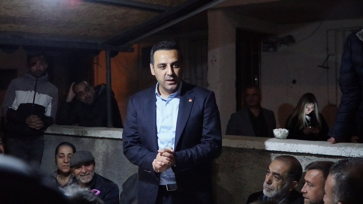 OnurEmrahYILDIZ's tweet photo. Ben size farklı bir pencere açıyorum.

Güzeltepe’de Alican Şimşek ve değerli ailesine konuk olduğumda da bunu anlattım. Herkesin her sorusuna yanıt verebilirim. A’dan Z’ye tüm sorunları biliyorum. Özellikle kentsel dönüşüm! Uzlaşı ofislerimizi mutlaka açacağız. ‘Rızalık’ almadan olmaz! 

Çardak altı sohbetiniz ve mis kokulu çayınız için teşekkürler Şimşek Ailesi