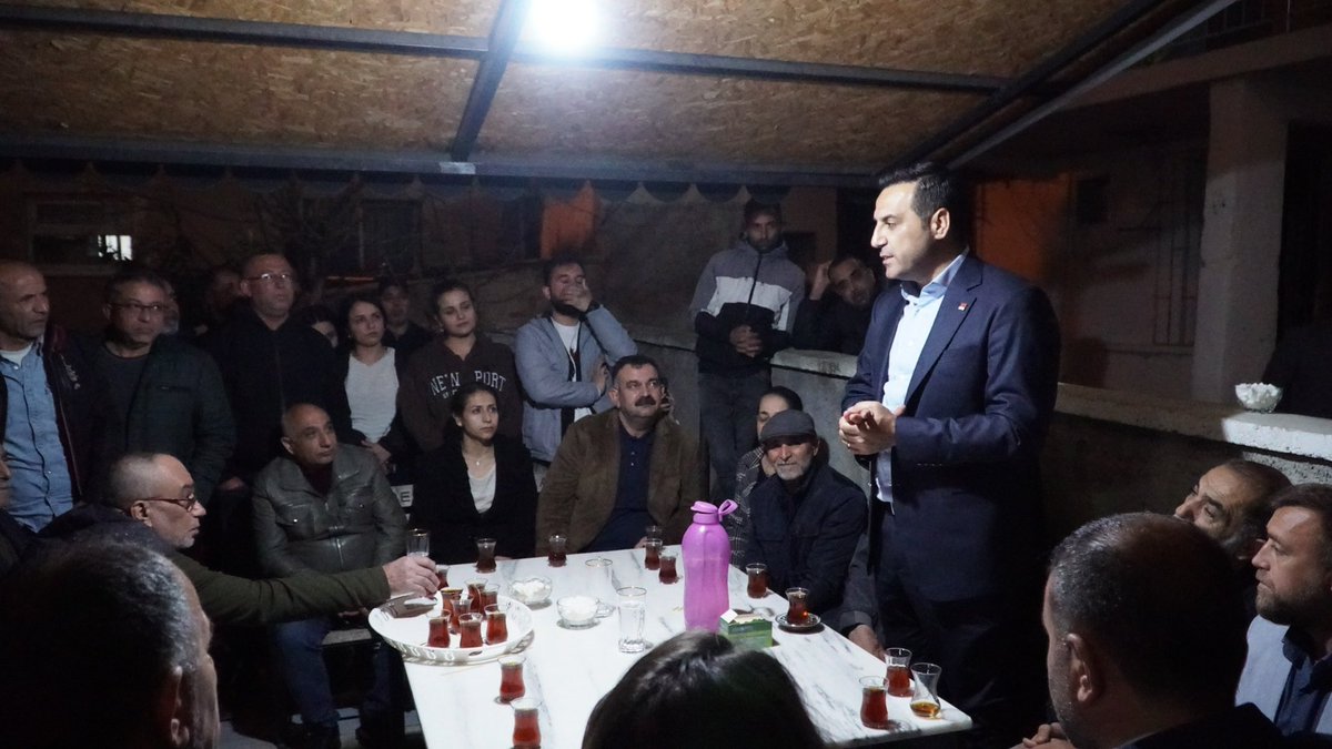 OnurEmrahYILDIZ's tweet photo. Ben size farklı bir pencere açıyorum.

Güzeltepe’de Alican Şimşek ve değerli ailesine konuk olduğumda da bunu anlattım. Herkesin her sorusuna yanıt verebilirim. A’dan Z’ye tüm sorunları biliyorum. Özellikle kentsel dönüşüm! Uzlaşı ofislerimizi mutlaka açacağız. ‘Rızalık’ almadan olmaz! 

Çardak altı sohbetiniz ve mis kokulu çayınız için teşekkürler Şimşek Ailesi