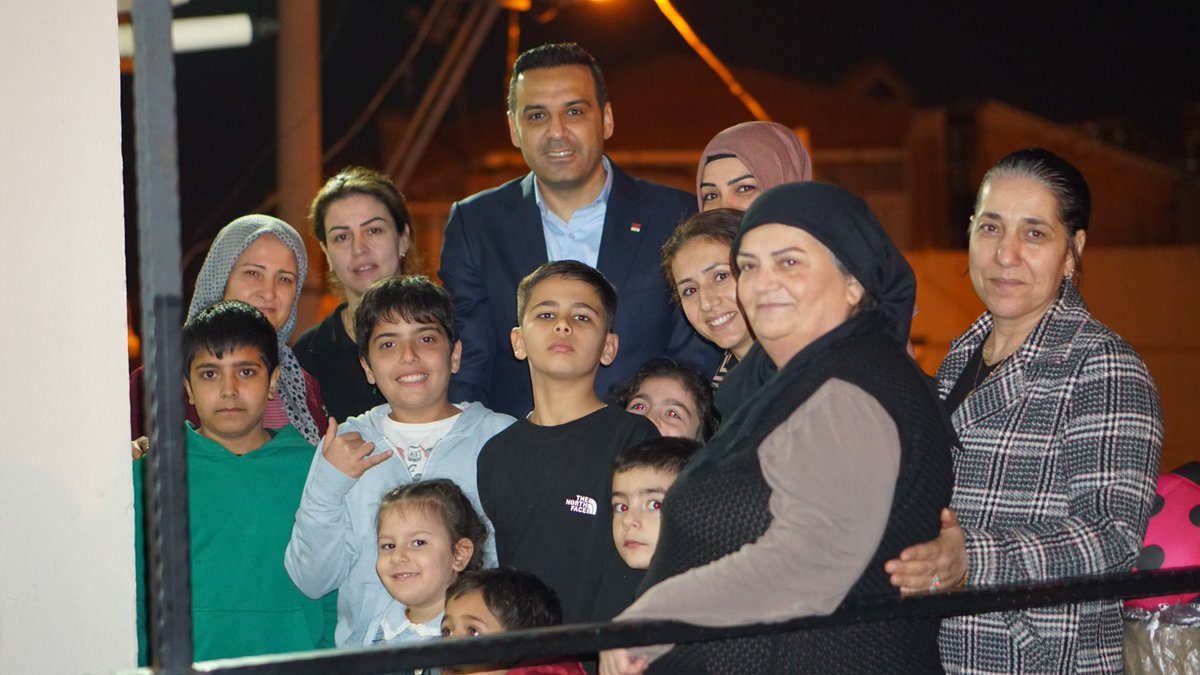 OnurEmrahYILDIZ's tweet photo. Ben size farklı bir pencere açıyorum.

Güzeltepe’de Alican Şimşek ve değerli ailesine konuk olduğumda da bunu anlattım. Herkesin her sorusuna yanıt verebilirim. A’dan Z’ye tüm sorunları biliyorum. Özellikle kentsel dönüşüm! Uzlaşı ofislerimizi mutlaka açacağız. ‘Rızalık’ almadan olmaz! 

Çardak altı sohbetiniz ve mis kokulu çayınız için teşekkürler Şimşek Ailesi