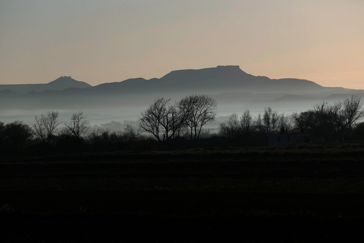 Luismi_Chaverri's tweet photo. La niebla de evaporación que se forma sobre el cauce del río Ebro, no consigue ocultar del todo las Bardenas Reales y gracias a ello el resultado de esta bella instantánea.
#rioebro #bardenasreales #bardenas #niebla #evaporacion #nieblaevaporacion #riberanavarra #Ribaforada https://t.co/DJCH3ynpVG