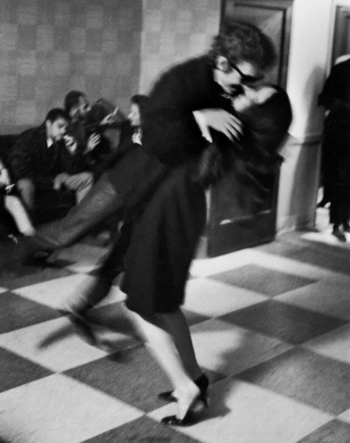 sylvie_longeron's tweet image. Bob Dylan lifted by Joan Baez after party, NYC, 1964.