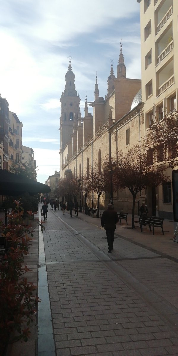 ✝️Se puede aplicar al día lo que sirve para el examen de la noche: dar gracias por las cosas buenas, tantas. Buscarlas para oxigenarse.
Dolerse por las malas, tantas y también propias. Mirarlas para reaccionar.
Pensar qué nos pide el Señor para aportar en cada momento.