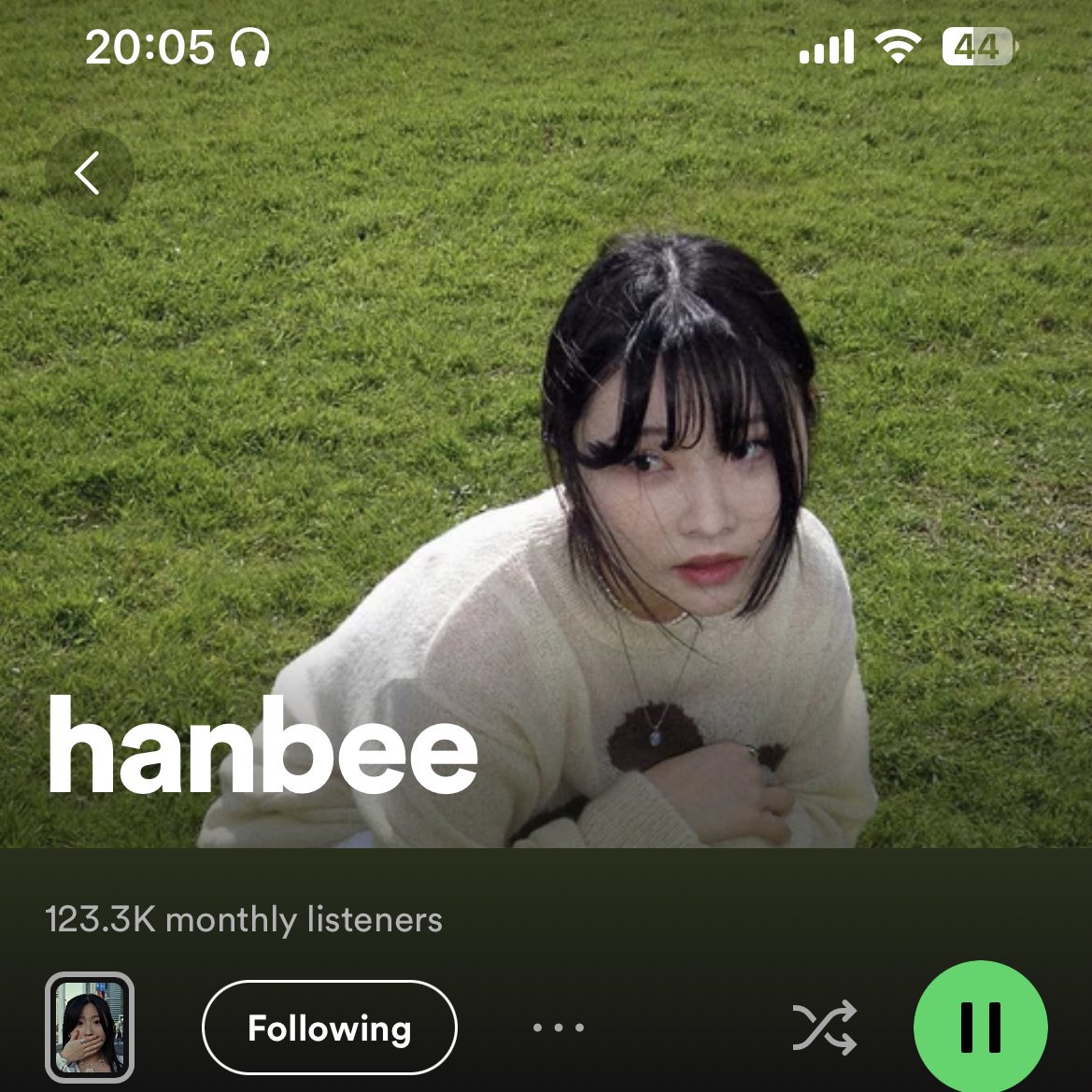 wwinterssznn's tweet photo. #hanbee <3 her music is very calm and so pleasant to listen to i love her, id compare her to clairo maybe, if you like calming but serotonin inducing music you should give her music a listen! my fav song of hers is Strawberry! https://t.co/eddYV3P7V3
