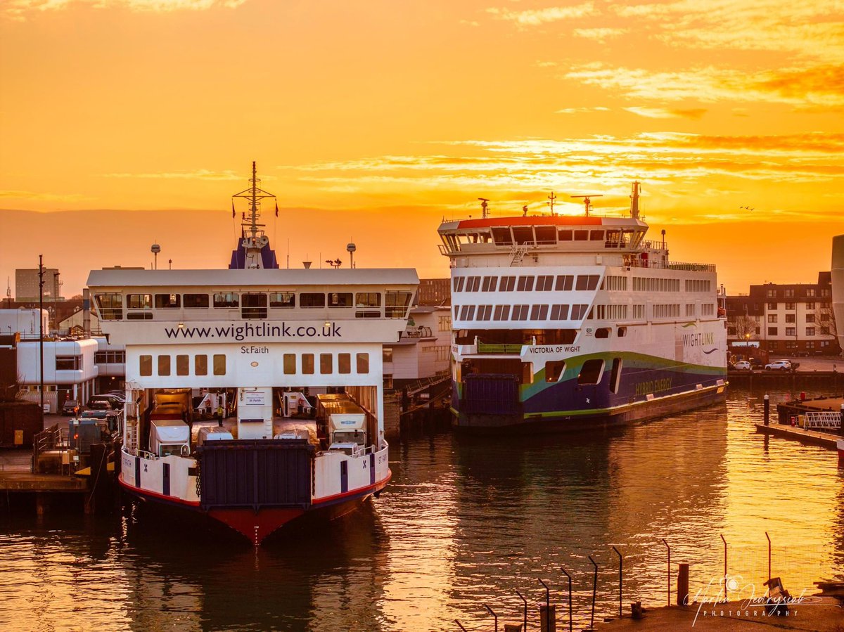 MarcinJ_Photos's tweet photo. Every sunrise brings a view :) even this view with ferries turned out to be quite an enchanting frame during sunrise :) #portsmouth #pompey #wightlinkferry https://t.co/LRvJbYLesO