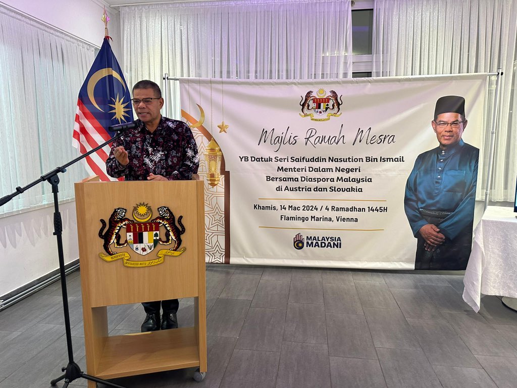 saifnasution's tweet photo. Tidak lengkap buat saya sewaktu menghadiri lawatan rasmi ke luar negara jika tidak mengadakan pertemuan dengan Diaspora Malaysia.

Hari ini saya telah mengadakan majlis ramah mesra bersama Diaspora Malaysia di Austria dan Slovakia. Seramai 50 orang rakyat yang turut hadir bersama .

Dalam ucapan ringkas tadi, saya kongsikan beberapa gagasan Malaysia MADANI di bawah pimpinan YAB Dato’ Seri Anwar Ibrahim dan perkara-perkara yang terkait di bawah bumbung Kementerian Dalam Negeri .

Terima kasih atas menu yang sedap-sedap tadi. Kita jumpa lagi nanti . 

#MalaysiaMADANI