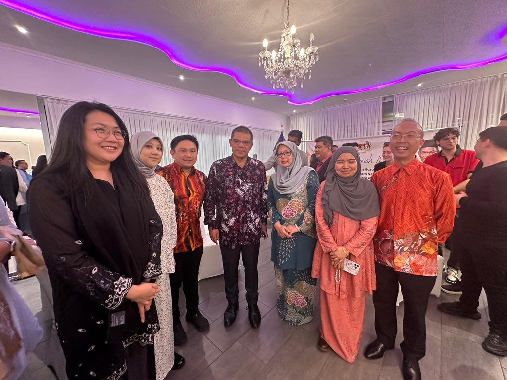 saifnasution's tweet photo. Tidak lengkap buat saya sewaktu menghadiri lawatan rasmi ke luar negara jika tidak mengadakan pertemuan dengan Diaspora Malaysia.

Hari ini saya telah mengadakan majlis ramah mesra bersama Diaspora Malaysia di Austria dan Slovakia. Seramai 50 orang rakyat yang turut hadir bersama .

Dalam ucapan ringkas tadi, saya kongsikan beberapa gagasan Malaysia MADANI di bawah pimpinan YAB Dato’ Seri Anwar Ibrahim dan perkara-perkara yang terkait di bawah bumbung Kementerian Dalam Negeri .

Terima kasih atas menu yang sedap-sedap tadi. Kita jumpa lagi nanti . 

#MalaysiaMADANI