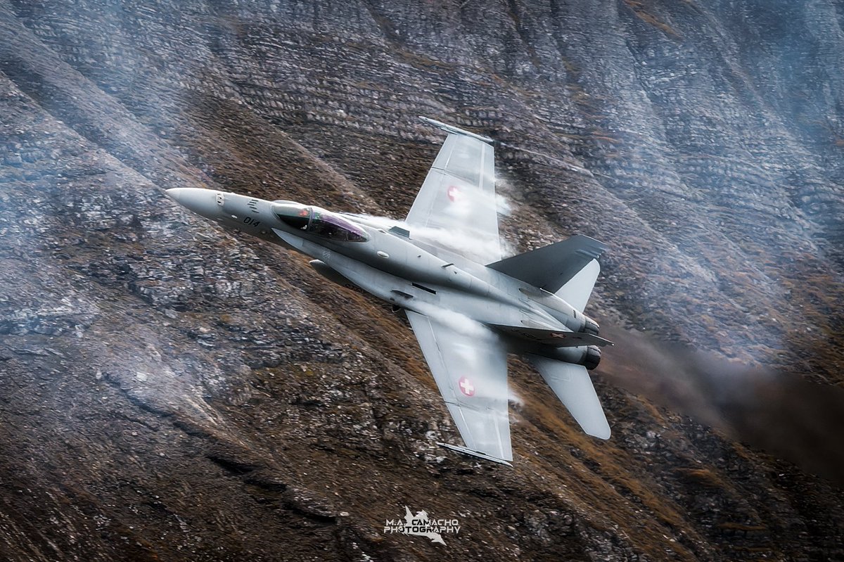 M_ACamacho's tweet photo. Vuela bajo y rápido!!!
@armee_ch
#swisshornetdisplay #axalp #avgeek #aviation #aviationhistory #aviationlovers #f18hornet https://t.co/HqtOgPhesK