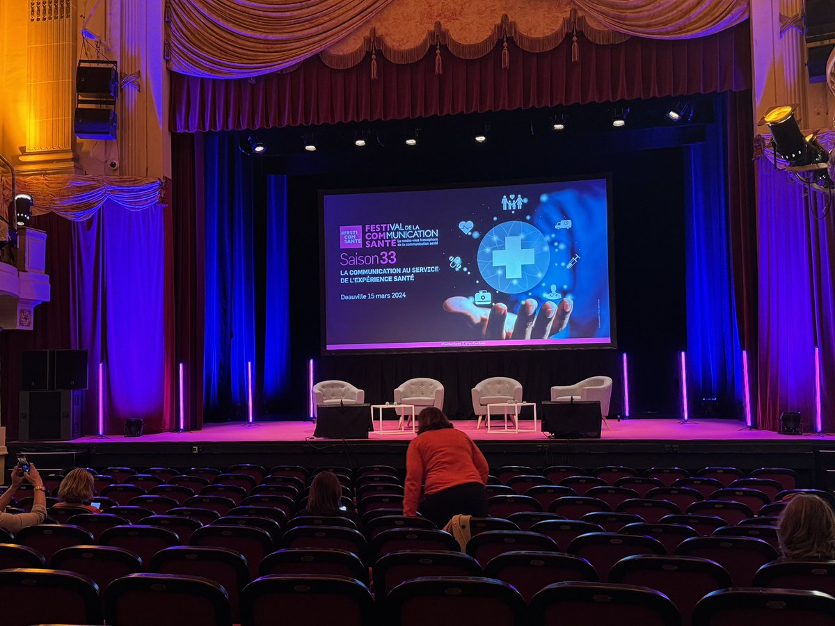 laumacom's tweet photo. Un seul être vous manque et tout est dépeuplé. A quelques minutes du démarrage de la 2e journée du @FestiComSante, dédicace à @EricPhelippeau https://t.co/dhWj0wB47q