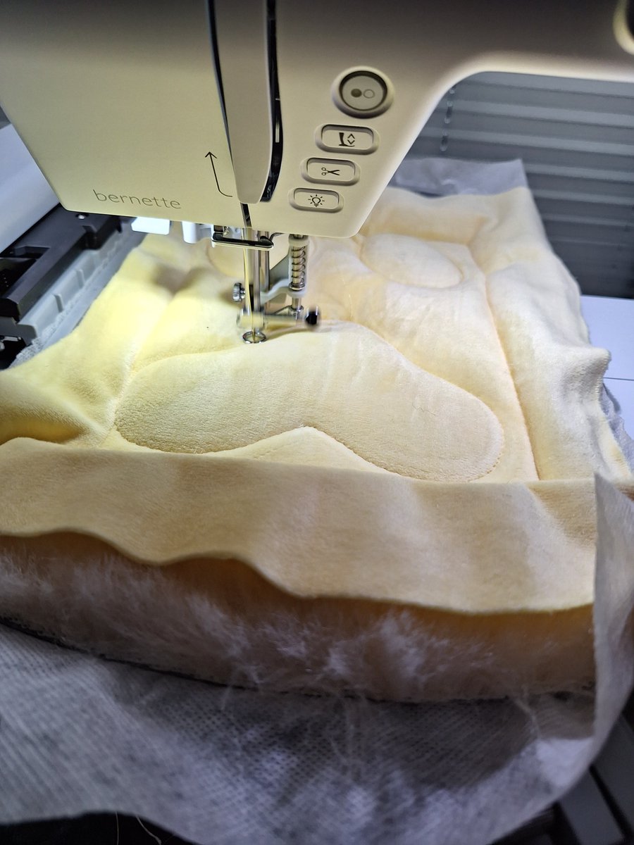 DesignsDarki's tweet photo. @BeastLabsSuits For me its refurbing older suits to give them new glory and watching my machiene embroider the pawpads bc i never have to do it myself again XD (pattern by kloofsuit) https://t.co/r57CxlI9jF