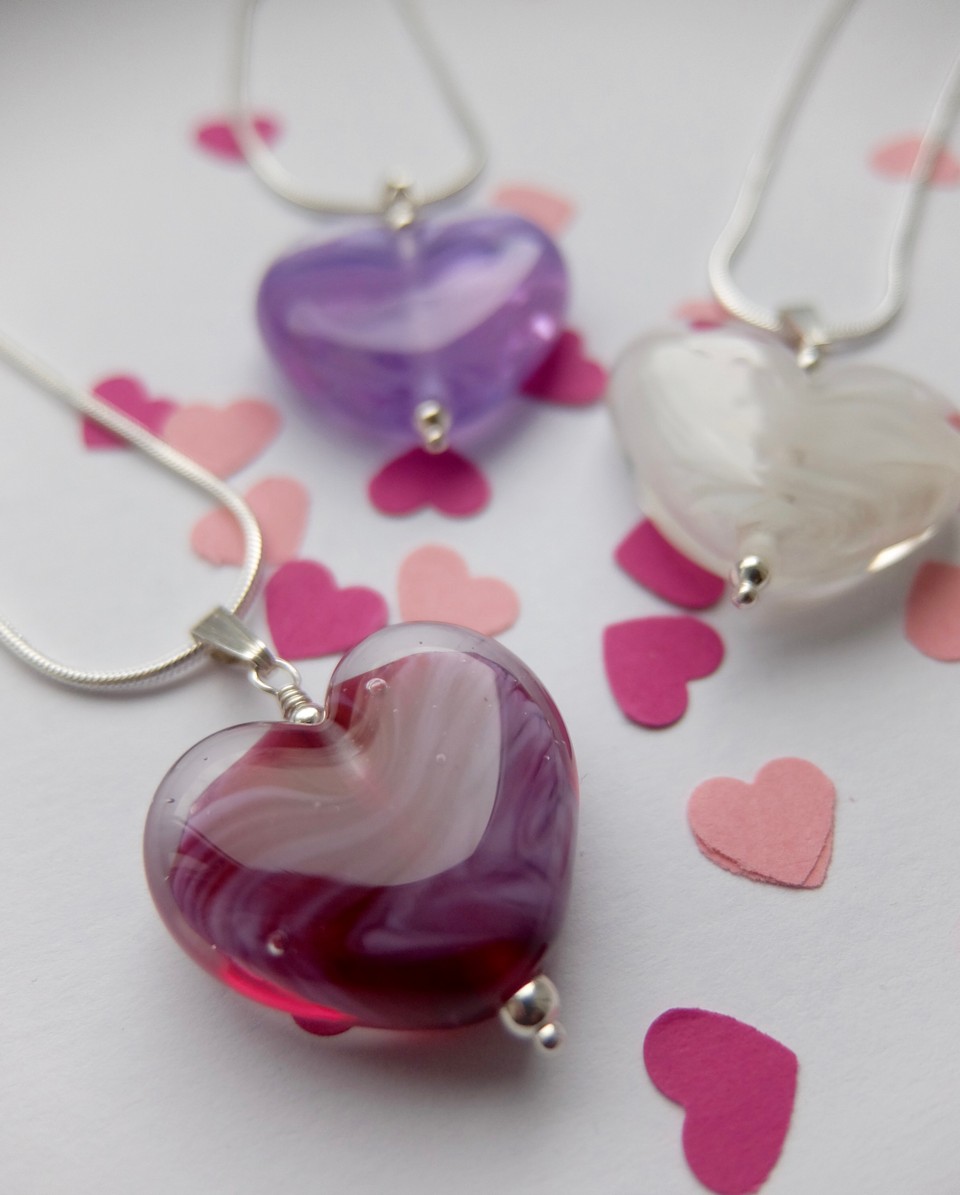 Looking for the perfect gift?

Our Bath shops have delicate molten heart pendants in a range of beautiful colours so you can find something special for someone you love!

l8r.it/cKiE

#visitbath #bestofbath #bathartisans #sutainablefashion #shoplocalbath