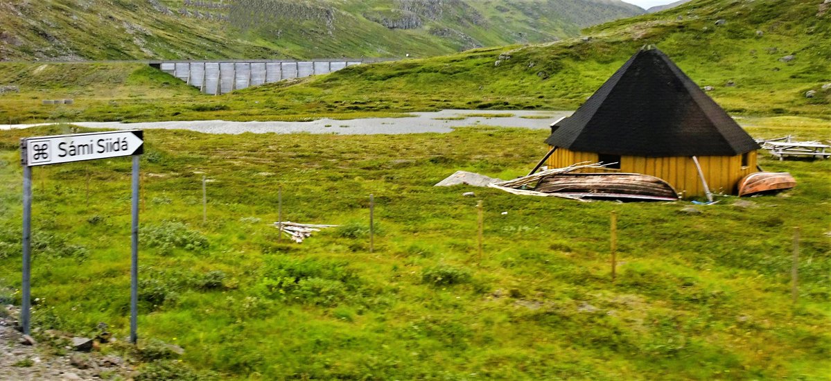 Something very different for #FingerpostFriday! Photo was taken through a coach window in the #ArcticCircle (near to the #NorthCape) and shows a #Sami hut. 🛶🛖➡️ @ThePhotoHour #StormHour @lebalzin @YoushowmeP #ePHOTOzine #Norway 🇳🇴