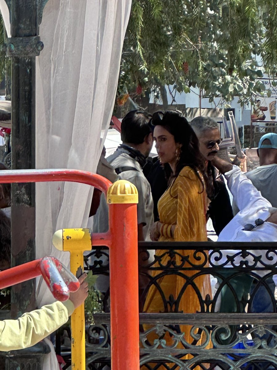 umunBeing's tweet photo. Hey Indie Devs

How far can you go to #DominateTwitter?

I'll start:

Tried going full on paparazzi to shoot @mallikasherawat and @ActorVijayRaaz 

Takeaways: 

💪🏻   Being a @BollySpy is tough bro  

🫡   @viralbhayani77 needs so much more respect https://t.co/RHZ3K1rBY2
