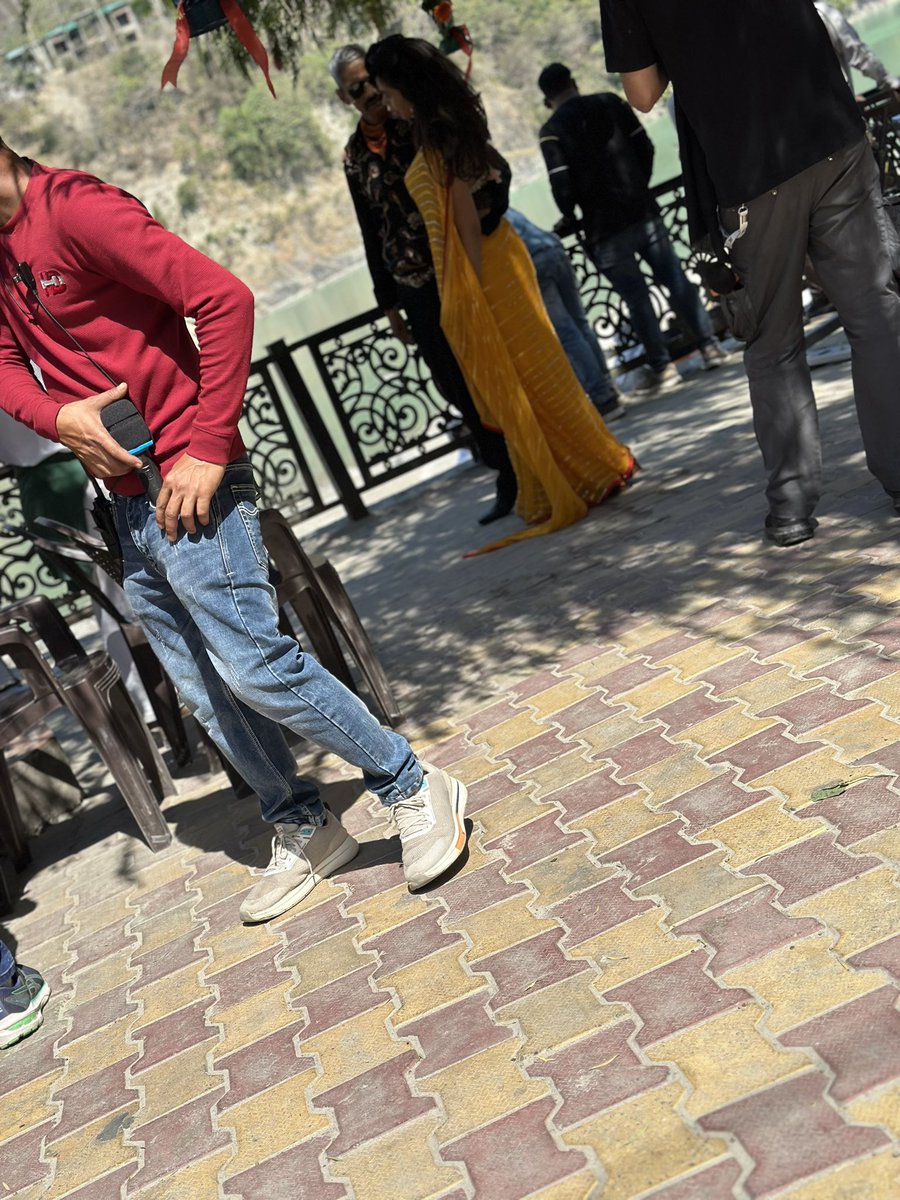 umunBeing's tweet photo. Hey Indie Devs

How far can you go to #DominateTwitter?

I'll start:

Tried going full on paparazzi to shoot @mallikasherawat and @ActorVijayRaaz 

Takeaways: 

💪🏻   Being a @BollySpy is tough bro  

🫡   @viralbhayani77 needs so much more respect https://t.co/RHZ3K1rBY2