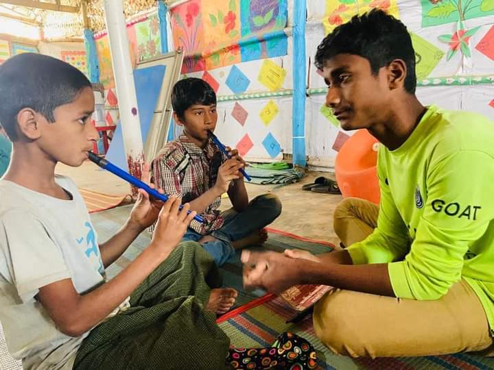 PialShil's tweet photo. Inspiring Leadership and Collaboration through Music Education. A young Rohingya refugee from our music program is demonstrating exceptional leadership by sharing their musical knowledge. @YASID16610448 @UNHCR_BGD @UNICEFBD #MentalHealth #PTMI
#Rohingyarefugees  #musiceducation https://t.co/Y5JC2xjCxP