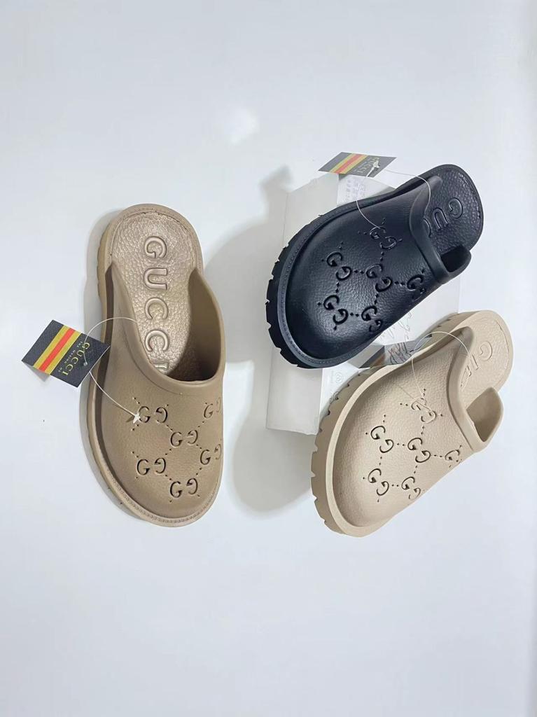 Kids crocs of all sizes and colours are also available in stock! 🐊 Send us a message today
#cozykicksug #proudlyuganda #trendyshoes