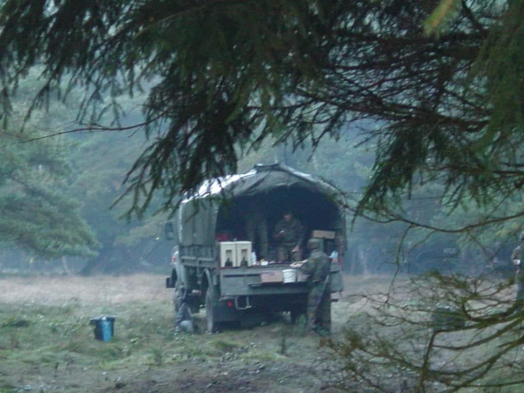 SoldaatABL's tweet image. Een job @BelgiumDefence die onderschat werd: ze reden uren om iedereen te bevoorraden omdat de stellingen ver uiteen lagen met als gevolg dat het eten soms pas om middernacht toekwam. 
‘s Morgens moesten ze opnieuw  zeer vroeg uitrukken om de volgende maaltijden te bedelen. #QM