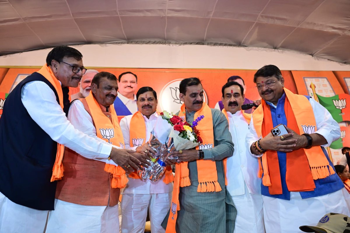KailashOnline's tweet photo. प्रधानमंत्री श्री @narendramodi जी के नेतृत्व वाली सरकार के जनहितैषी कार्यों एवं ऐतिहासिक फैसलों से प्रभावित होकर आज बड़ी संख्या में कांग्रेस नेताओं ने भारतीय जनता पार्टी की सदस्यता ग्रहण की है। 

भाजपा प्रदेश कार्यालय में मुख्यमंत्री डॉ.@DrMohanYadav51 जी, प्रदेश अध्यक्ष श्री @vdsharmabjp जी, प्रदेश संगठन महामंत्री श्री @HitanandSharma जी एवं न्यू ज्वॉइनिंग टोली के प्रदेश संयोजक डॉ.@drnarottammisra जी की उपस्थिति में कांग्रेस के पूर्व विधायक श्री अंतरसिंह दरबार जी, कांग्रेस नेता श्री पंकज सिंघवी जी के साथ अनेक नेता-कार्यक���्ता भाजपा परिवार के ​सदस्य बने हैं। 

सभी का भाजपा परिवार में स्वागत...।

#BJPJoin