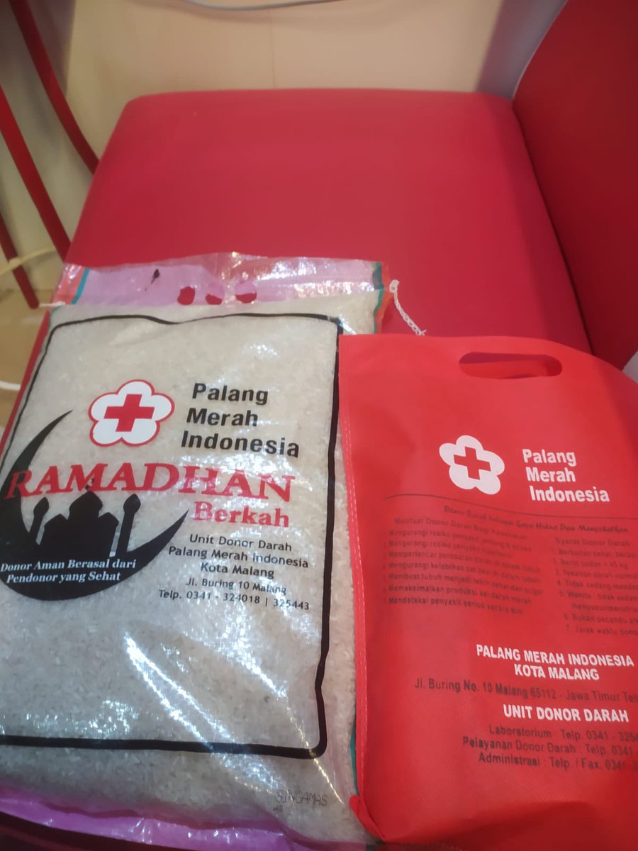 Bingkisan ramadan dari PMI Makota untuk yg berhasil donor hari ini. Sampai jam 9 malam. #donordarahmalang