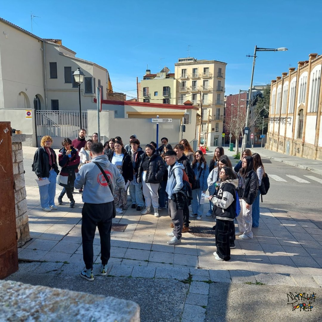 Ahir alguns alumnes de 2n de Batx Artístic van anar a conèixer a <a href="/akamodesto/">akamodesto</a>. Va explicar el funcionament de l'Associació <a href="/promethea24/">Promethea</a> i l'exposició "De porta a porta". A més, van realitzar un taller de cartells dins del marc de l'art urbà.