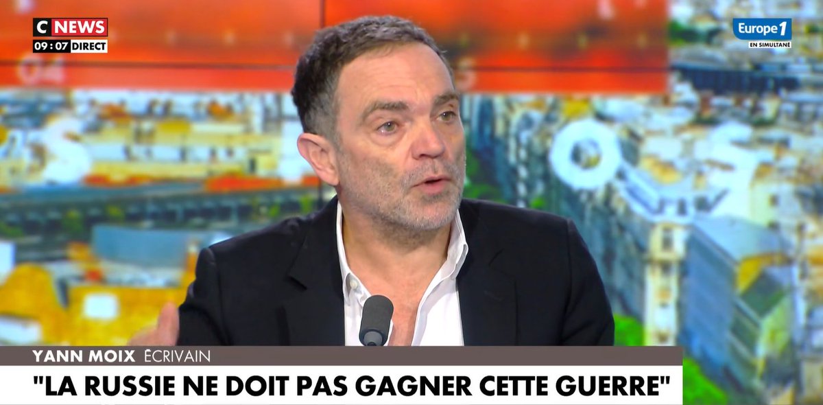 sychazot's tweet photo. Sur CNEWS, on demande à Yann Moix son avis sur Poutine et l'Ukraine : "Moi je pense que Poutine pourrait bien s'arrêter à la Crimée et le Donbass".  #ChaineDInfo https://t.co/JhmVlZR16d