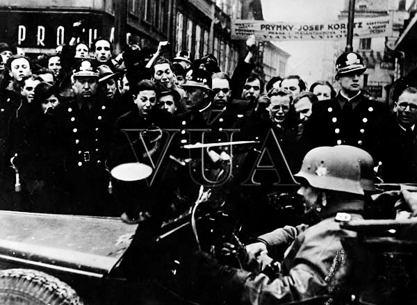 biscz's tweet image. Psal se 15. březen 1939 a svět chtěl žít v míru. Československo mělo být obětováno na oltář tomuto snu. Hitlera místo uspokojení imperiálních choutek naopak tato oběť povzbudila. Nesmíme dopustit, aby se jakákoliv země musela vzdát  agresorovi. BIS bude vždy společně s dalšími…