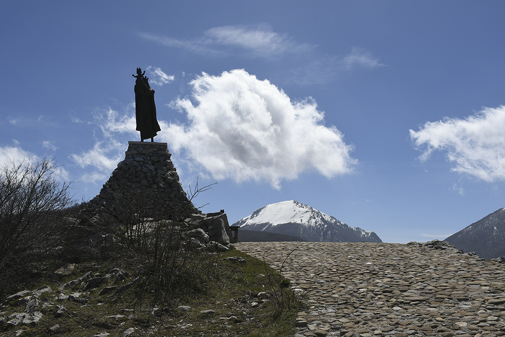 Il Santuario della Madonna del Pollino si trova a Mezzana, sul versante nord del massiccio del Pollino, a 1537 metri di altezza.
Approfondisci: isentieridelpollino.it/santuari-chies…

Foto: @Politica__Mente

#santuariomadonnadipollino #sanseverinolucano #basilicataturistica