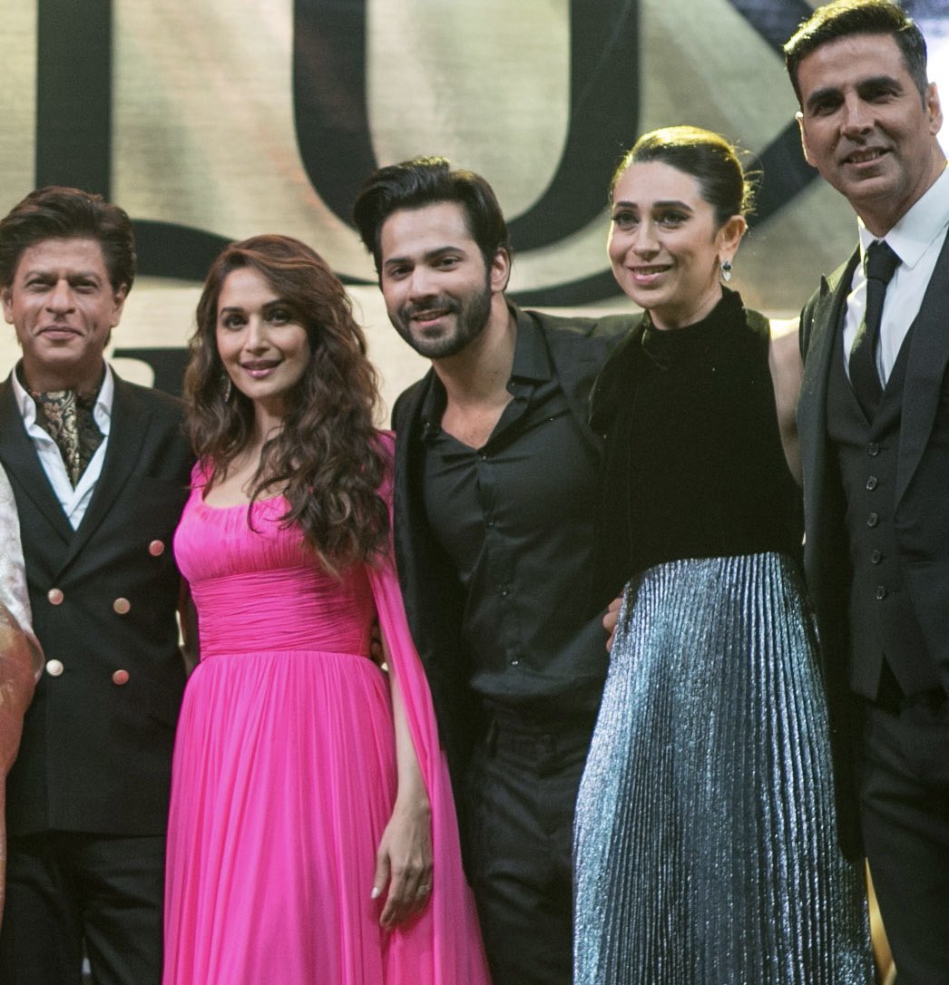 A DTPH re-union of sorts happened at this show a few years back & nobody told us 🙁😜

Lucky Varun, He could easily play Rahul & Pooja ‘s son in the sequel no? 😜 😅 #diltopagalhai #madhuridixit #shahrukhkhan #karishmakapoor #akshaykumar #madhuridixitnene❤❤