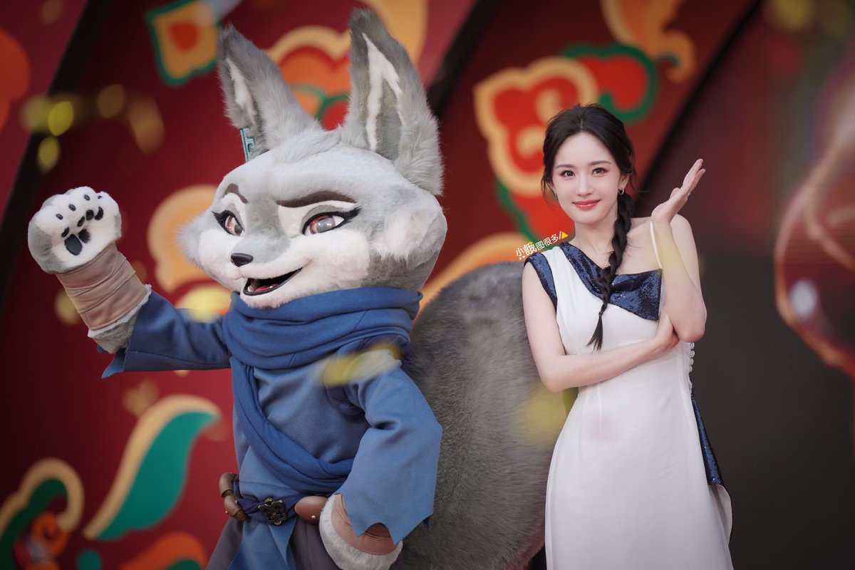 yangmiicambodia's tweet photo. Yang Mi With Fox Xiao Zhen🦊💚
Yang Mi For the gala Premiere "Kung Fu Panda 4" at Beijing Cinema 🔥
#YangMi #杨幂 #kungfupanda4 #Xiaozhen https://t.co/eUIkB62sZo
