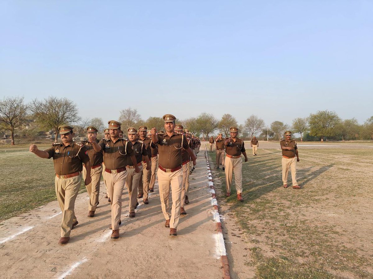 #SPMBA <a href="/IPSAparnaGupta/">Aparna Gupta</a>  द्वारा पुलिस लाइन, महोबा में शुक्रवार की साप्ताहिक परेड की सलामी ली गयी तदोपरान्त परेड का निरीक्षण करते हुए पुलिस कर्मियों की परेड करायी गयी। 
🔸अनुशासन व एकरूपता बनाए रखने के लिए टोलीवार ड्रिल की कार्यवाही करवाई गयी।
🔸शारीरिक व मानसिक रुप से फिट रहने के