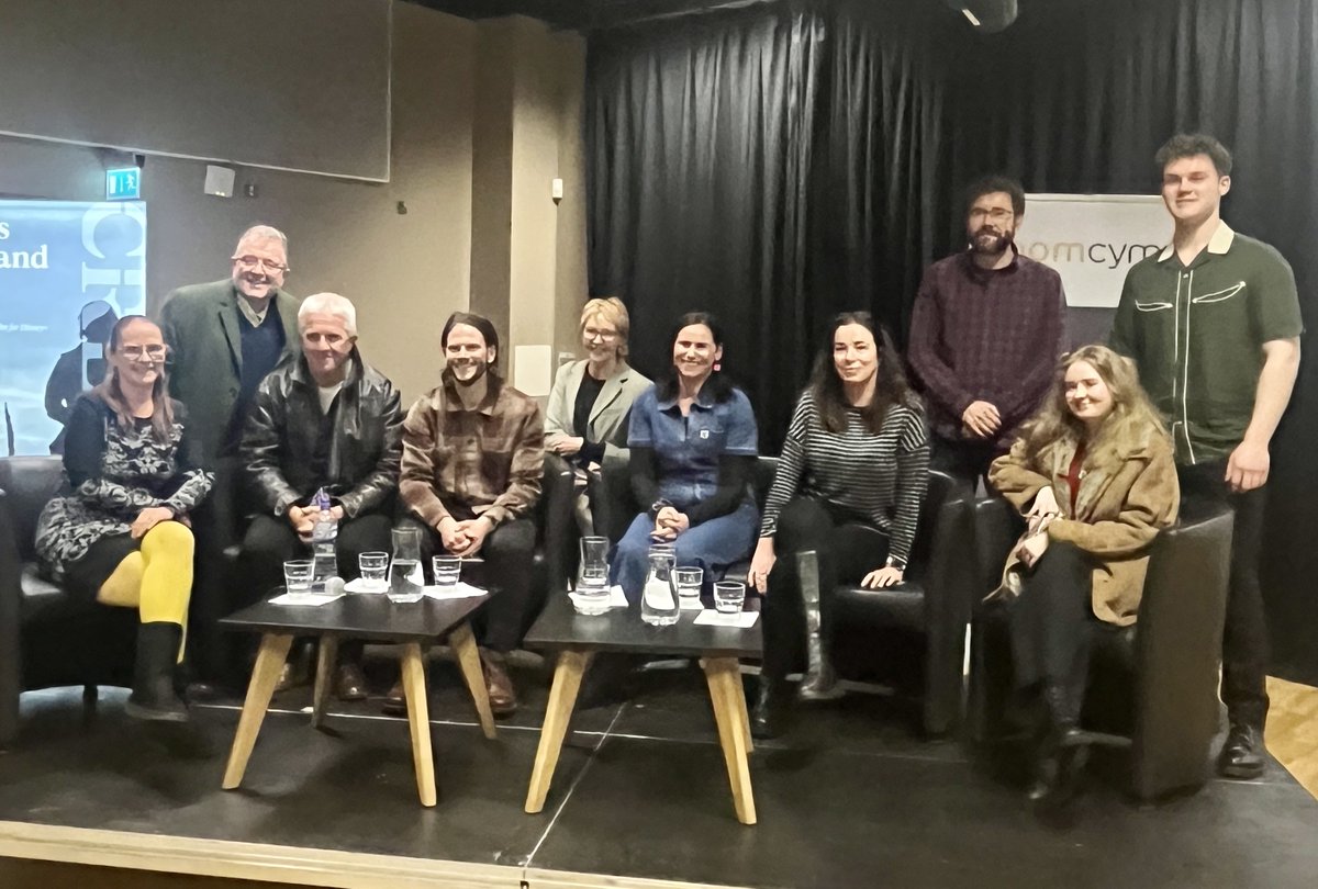 Noson arbennig i lansio drama newydd bwerus #Creisis. 
Diolch i @gwydionrhys, <a href="/dpaul_jones/">Paul Jones</a>, Dr Rhys Bevan-Jones, Anwen Huws, @gwenlliangrave1, @teleriglynjones a @ColegyCymoedd. 
Thanks to all who came to launch our gripping drama series #Creisis, on <a href="/S4C/">S4C 🏴󠁧󠁢󠁷󠁬󠁳󠁿</a> 31.03.24 at 21:00.