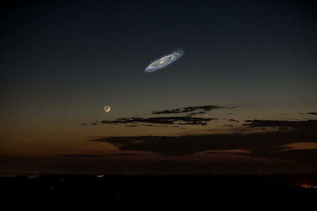 Rainmaker1973's tweet photo. The Andromeda galaxy is 6 times bigger in the sky than the full Moon: it's just too dim to clearly see it with the naked eye. 

This composite image shows what it would look like at night if it was just brighter.

[📸 Tom Buckley-Houston] https://t.co/62mftTK5W9