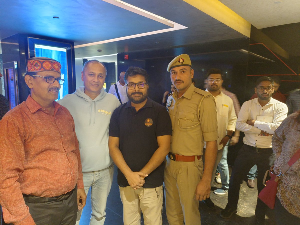 AchAnkurArya's tweet photo. आज घर पर पुलिस आई। 🙄🤐
और उन्होंने कहा कि आपके खिलाफ ट्वीट्स की बाढ आई हुई है। 😪
हमने पूरे मामले की जांच की और पाया कि ना आपने किसी का नाम लिया ना किसी को इंगित किया। अरब में अभी भी ऐसी शादियाँ आम हैं।
लेकिन लोग आपके खिलाफ बहुत नफरत उगल रहे हैं। ऐसे में हमें ऊपर से आर्डर है कि आपको 24x7 दो गनर और गन लाइसेंस प्रदान किया जाए।
मैं धन्यवाद करना चाहूंगा सभी नफरती लोगों का जिन्होंने एक बेजान मुद्दे को उछालकर मेरी सुरक्षा का प्रबंध करा दिया। 😎