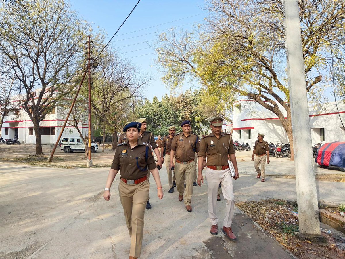 #SPMBA <a href="/IPSAparnaGupta/">Aparna Gupta</a> द्वारा शुक्रवार के साप्ताहिक परेड के दौरान पुलिस लाइन, महोबा का भ्रमण कर क्वार्टर गार्द, पुलिस कर्मियों के मैस, बैरक, स्नानागार, शौचालय, यातायात शाखा इत्यादि का निरीक्षण किया गया। 
🔸संबंधित को पुलिस लाइन परिसर में उच्च कोटि की साफ-सफाई बनाये रखने हेतु किया