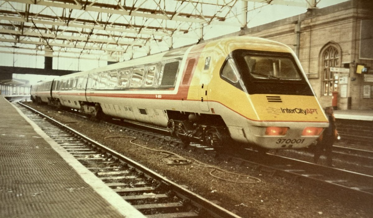 miles_chains's tweet image. A glimpse of what could have been? I remember seeing the APT numerous times, and it never failed to impress the young impressionable lad I was back then! Captured here at Carlisle in the mid 80s.
#APT #InterCity #Class370 #TiltingTrain #Carlisle #Trainspotting