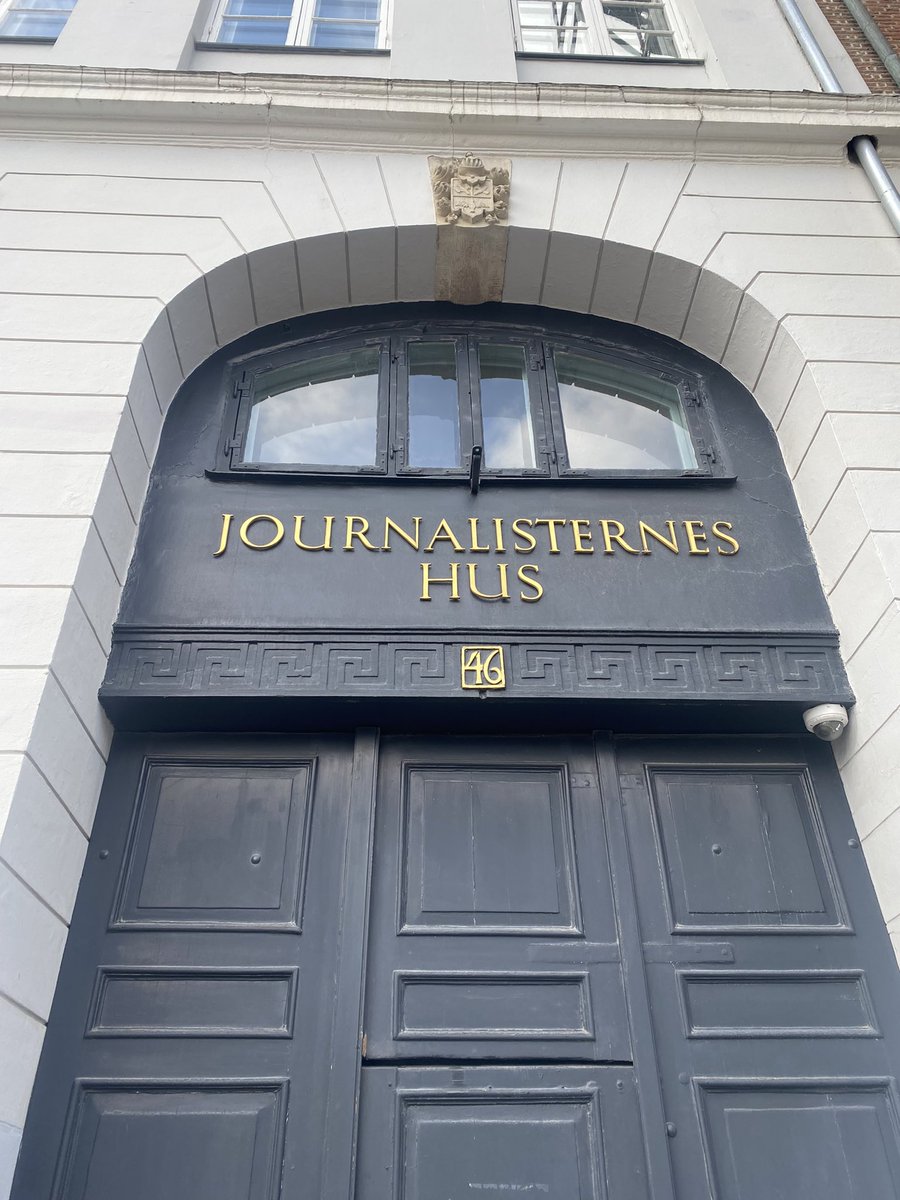 #jobnyt 
Efter tre travle år i <a href="/DJintweets/">DJ</a>, hvor det er lykkedes at skærpe DJ’s image og profil skal jeg fra 1. maj være projektleder på <a href="/BettyNansen/">Betty Nansen Teatret</a>
En hovedopgave bliver at give kunsten en stærkere stemme i den oftentlige samtale. Glæder mig, men vil savne gode mennesker i DJ.